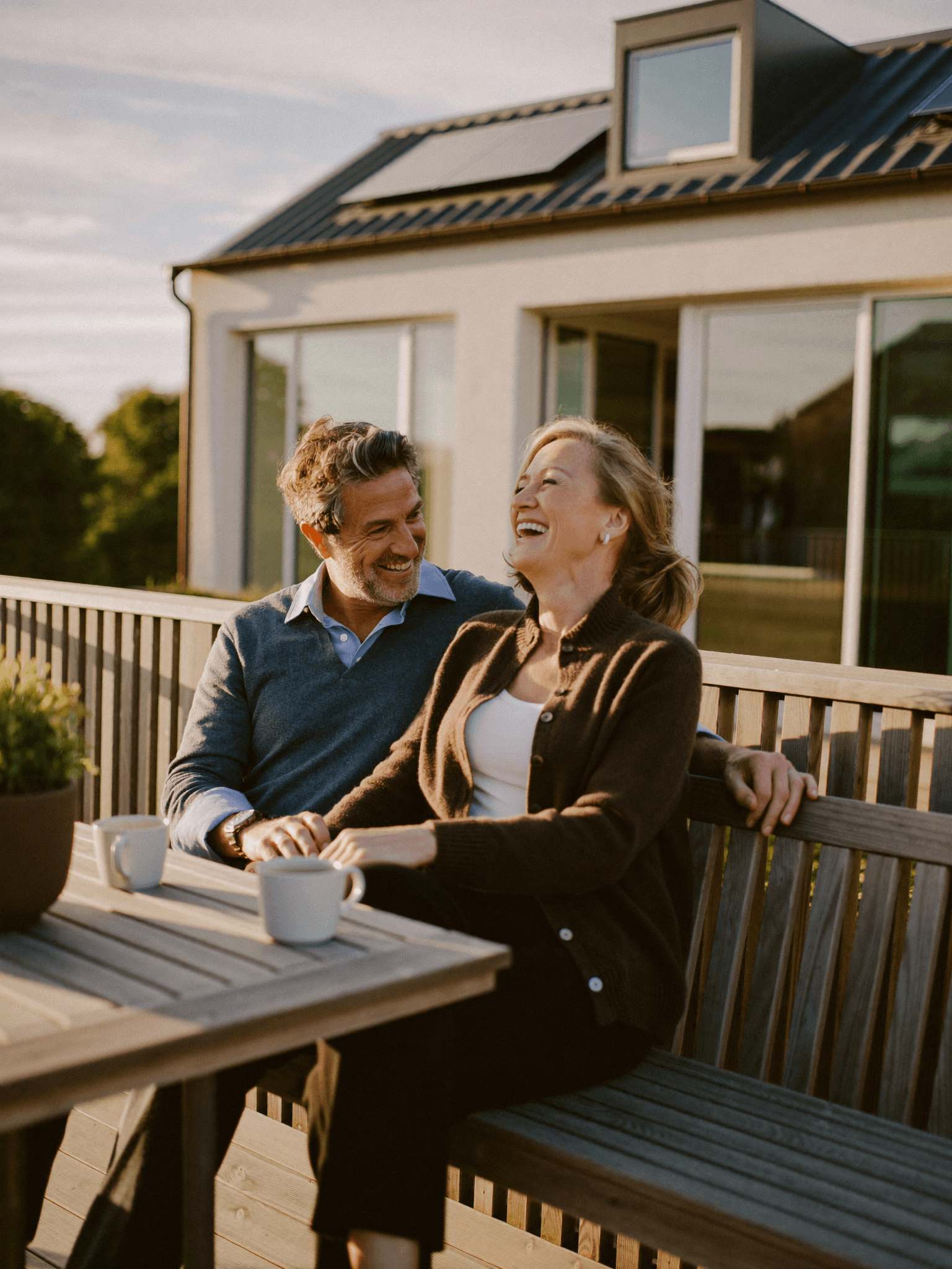 Tevreden huiseigenaren op het terras van hun woning